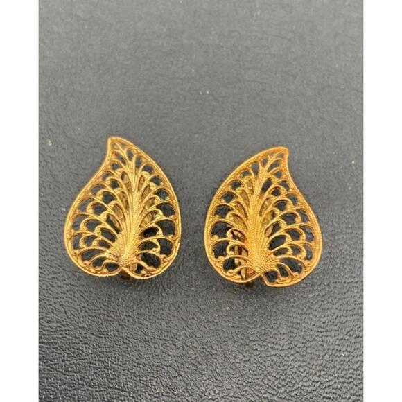 Jewelry - Vintage Gold Tone Filigree Leaf Clip On Earrings
